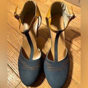 Vintage Style T-Strap Heels Size 41 EU (US 10)
Statement Piece.